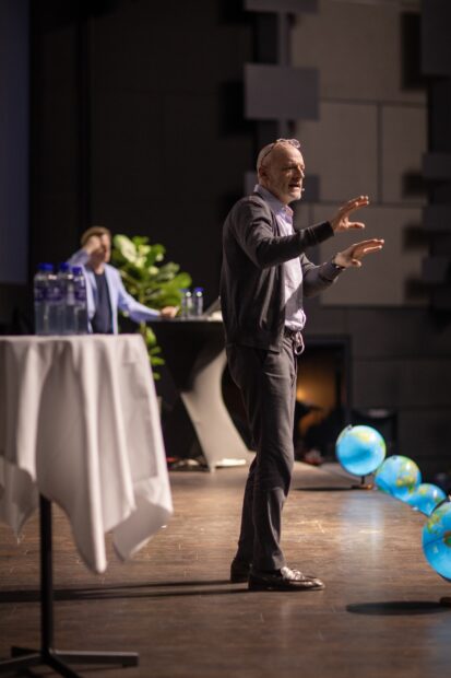 Vidensfestival 2026 – en Oscarvinder og en Bodilvinder, kampen om teknologien og demokratiet, en flyvetur over regnbuen og jagten på sandheden om universets begyndelse! Se fotografierne her: